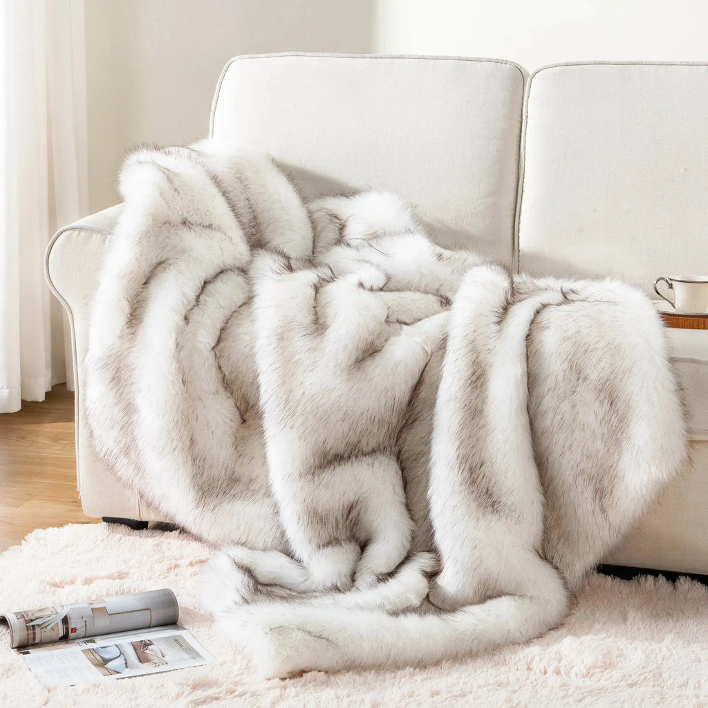 Fluffy plaid blanket for stylish décor