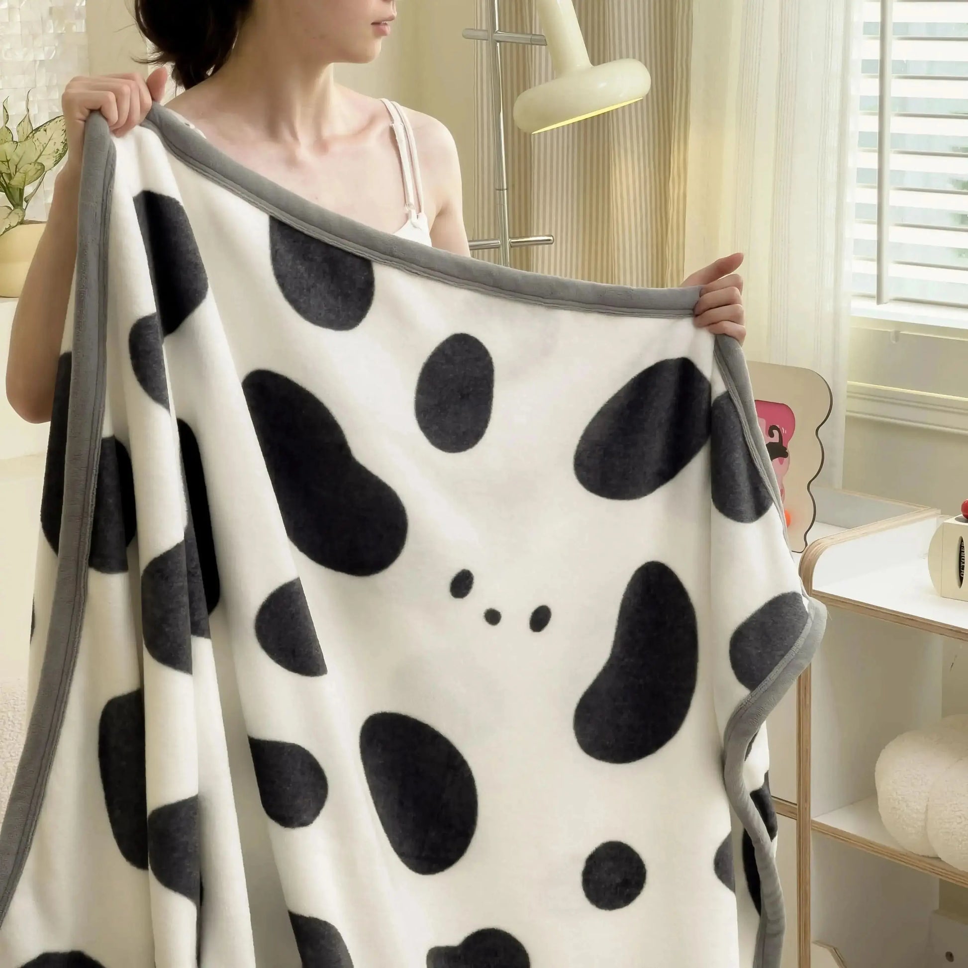 Light and warm blanket featuring capybaras, ideal for relaxed autumn days.