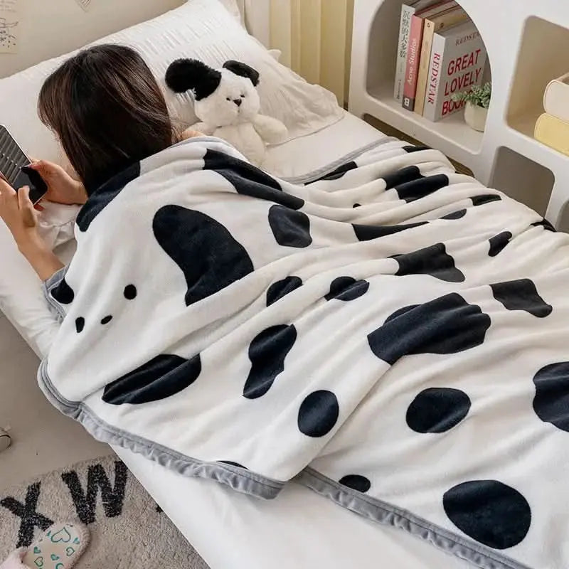  Soft comforter with charming animal pattern, perfect for bedtime or sofa lounging.

