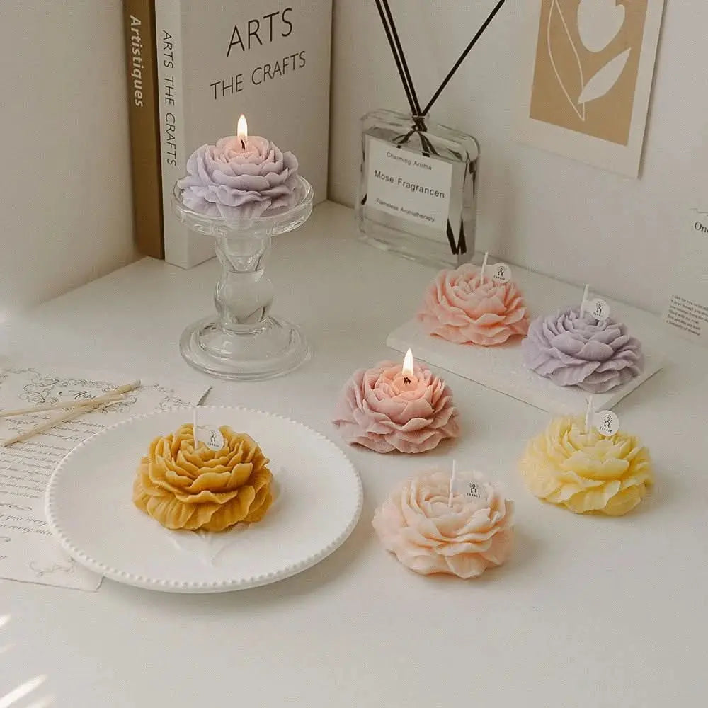 Peony-scented candle in elegant packaging, perfect for cosy interiors or thoughtful gifts.

