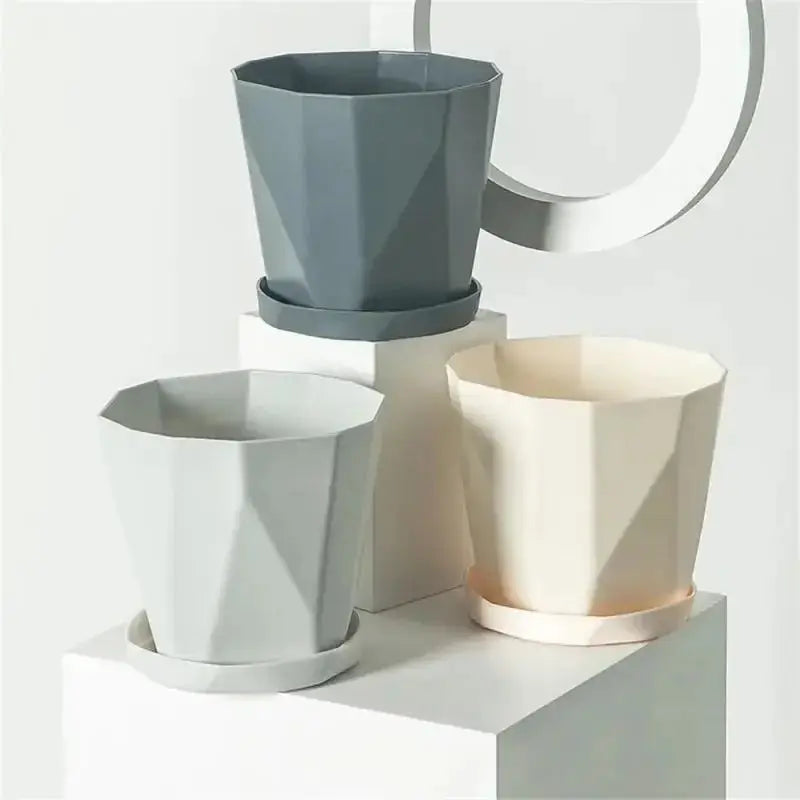 Compact indoor pot for home or office plants