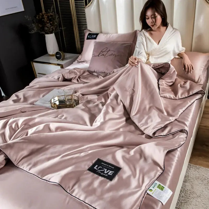 Hypoallergenic silk blanket for sensitive skin

