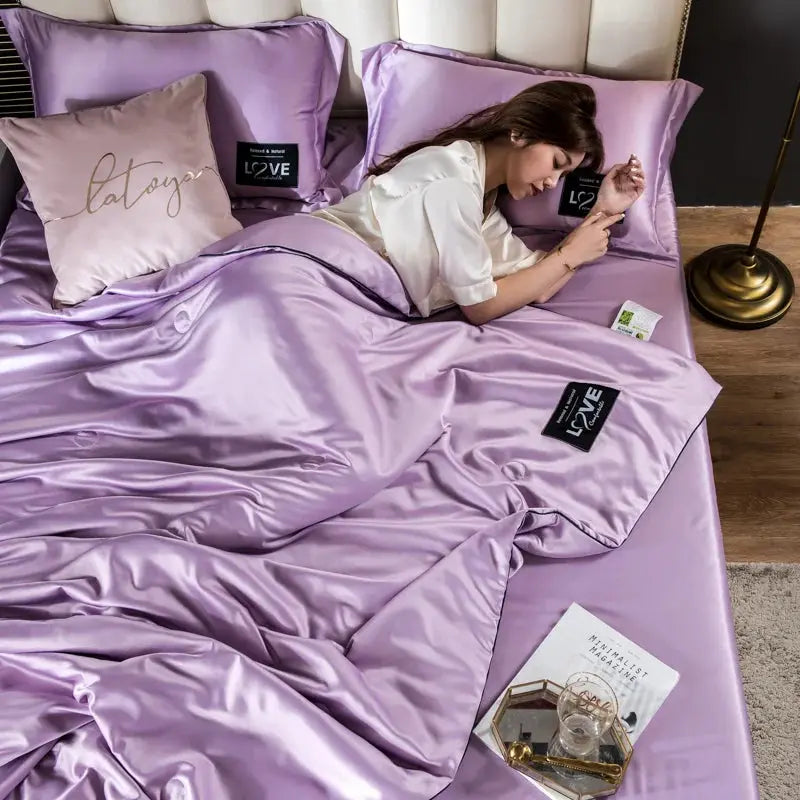 Elegant silk comforter with satin finish