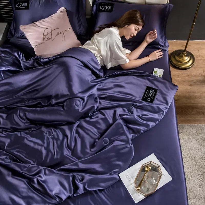 Natural mulberry silk bedding set for warm weather