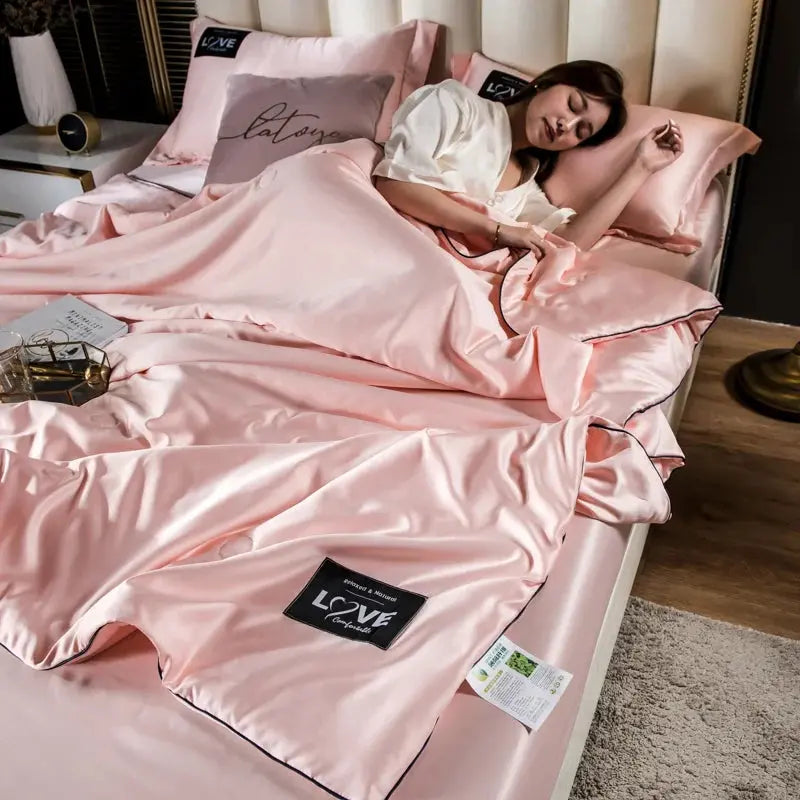 Lightweight duvet insert made of mulberry silk
