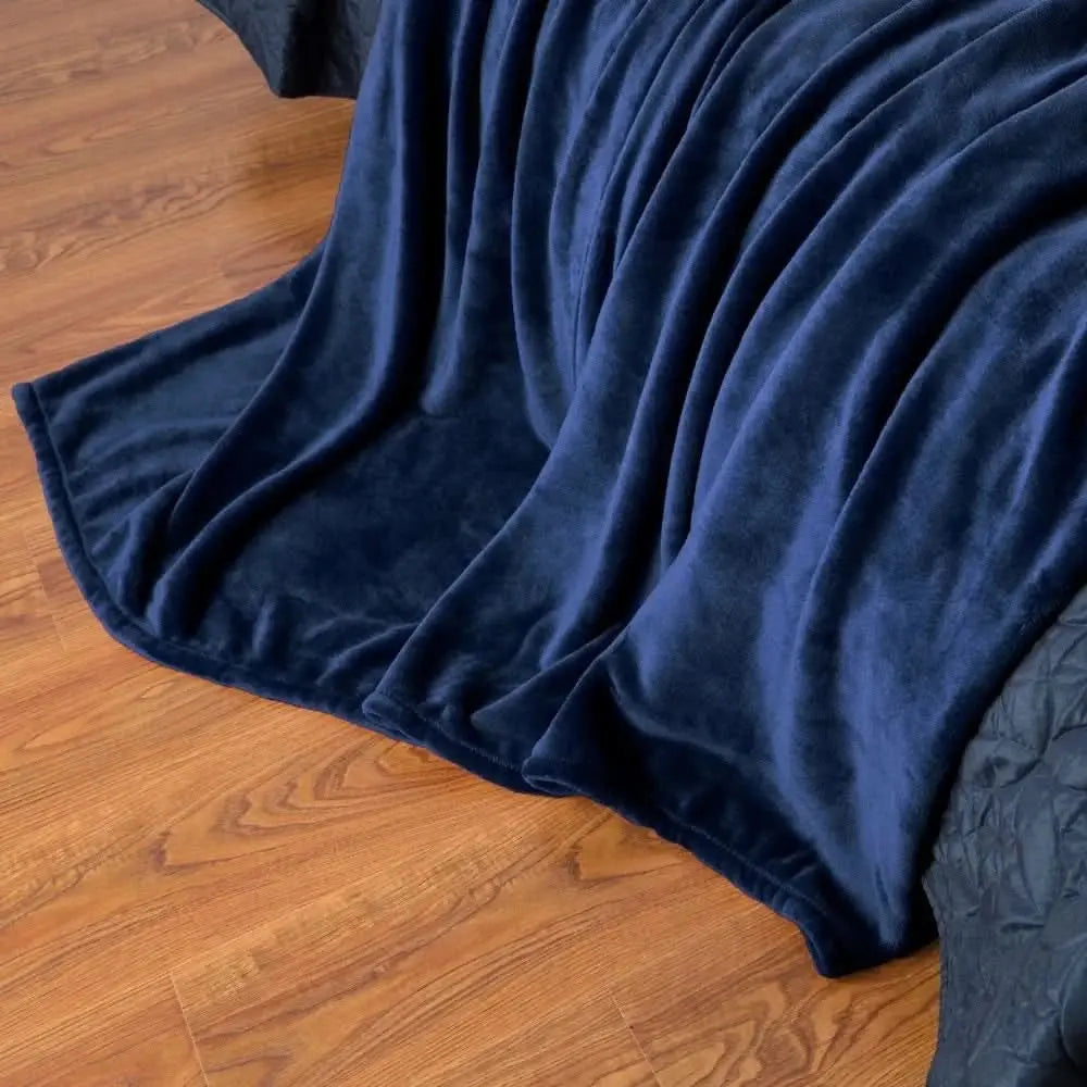 Elegant and comfortable fleece blanket in solid colours, perfect for home comfort and décor.