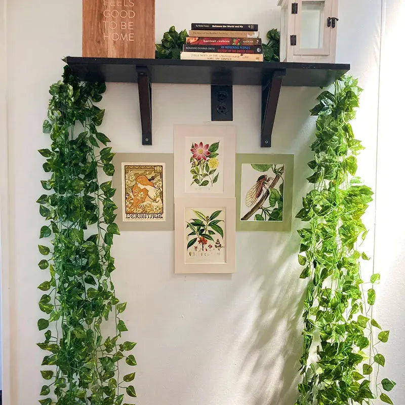 Lightweight wall-hanging flower holder in wicker