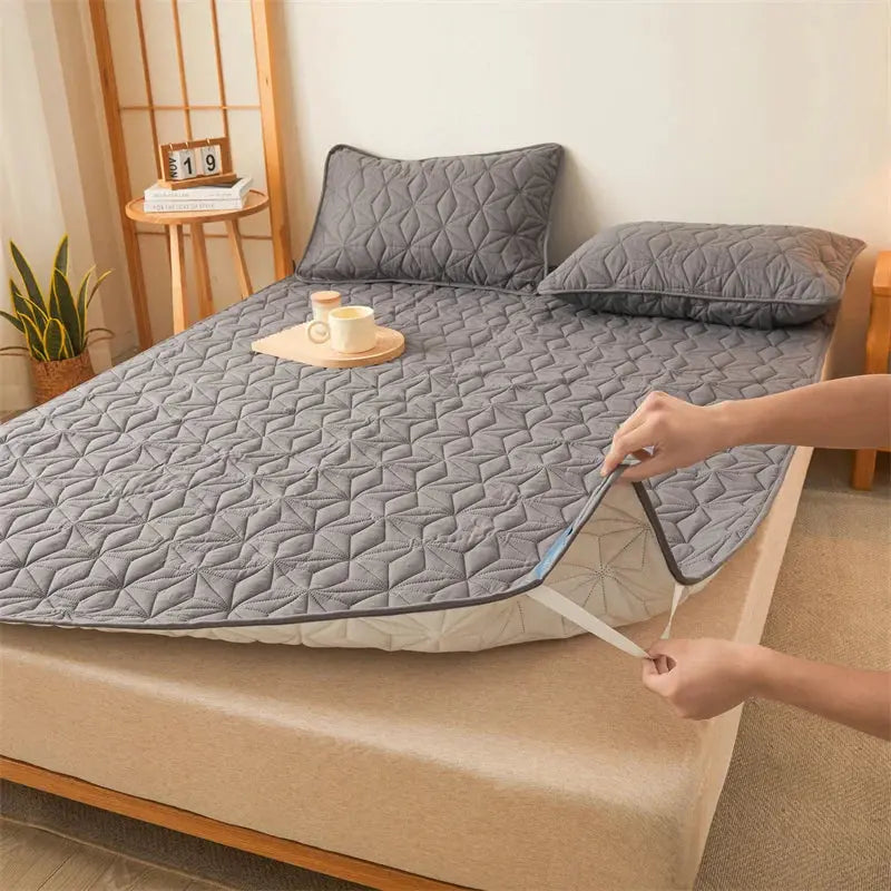 Elastic band mattress protector for double bed